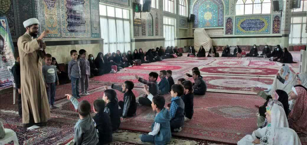 تلاش عمو روحانی محله برای شادی بچه ها تلاش عمو روحانی محله برای شادی بچه ها