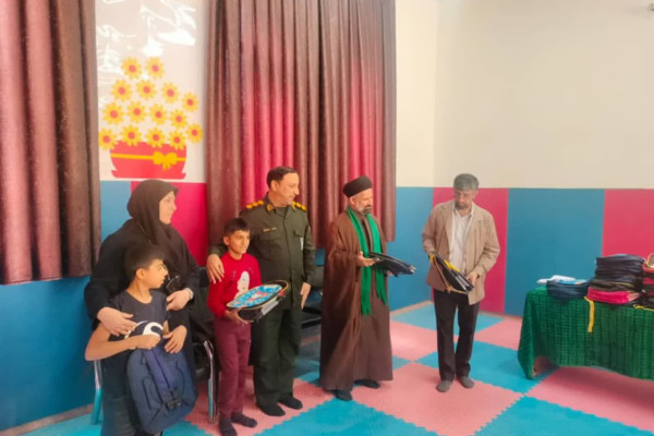 اهدای بسته های نوشت افزار به دانش آموزان کم برخوردار