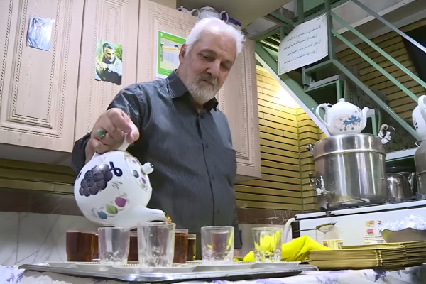 مردی که چای‌اش طعم شفا و روضه می‌دهد