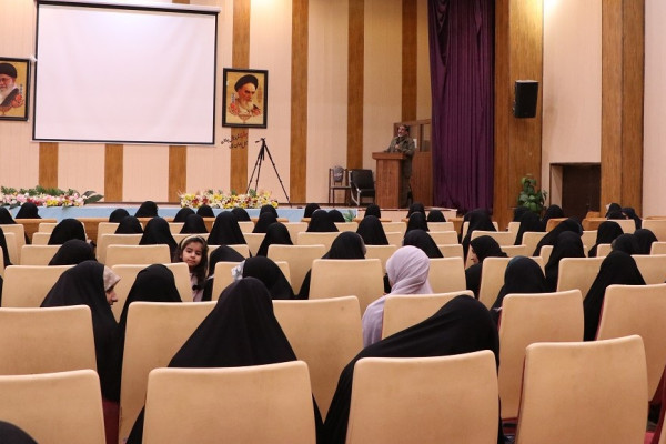 اولین نشست هم‌افزایی بانوان پیشران بندرعباس با حضور حاج حسین یکتا برگزار شد