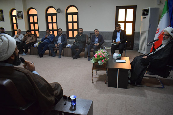 نشست جامعه‌ی ستایشگران بوشهر با نماینده ولی فقیه در استان و امام جمعه بوشهر