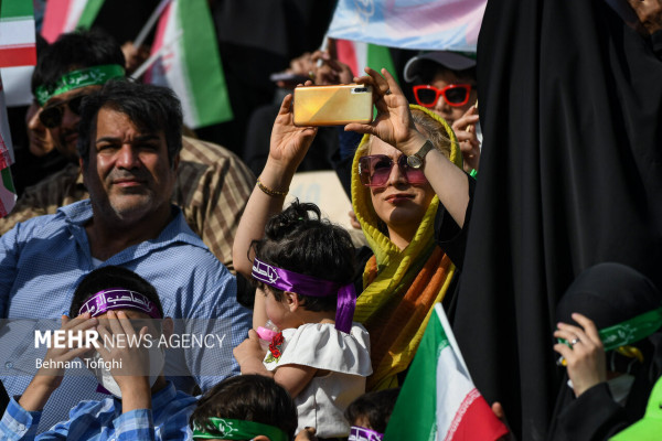 الإنشاد الجماعي لأنشودة «سلام فرمانده» في ملعب آزادي بطهران