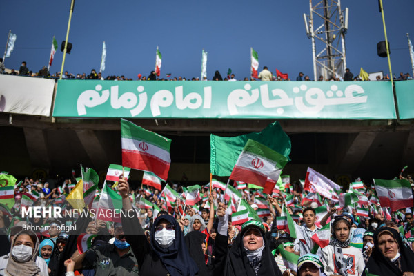 الإنشاد الجماعي لأنشودة «سلام فرمانده» في ملعب آزادي بطهران