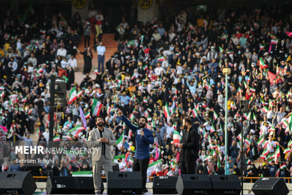 تہران کے آزادی اسٹیڈیم میں "سلام فرمانده" ترانہ اجتماعی طور پر پیش کیا گیا