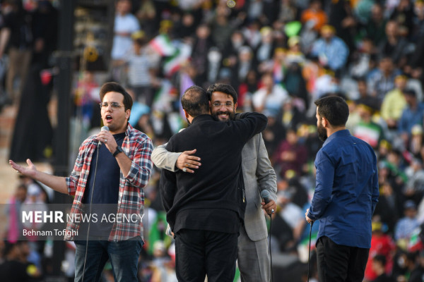 德黑兰自由体育场十万人合唱《萨拉姆，司令》