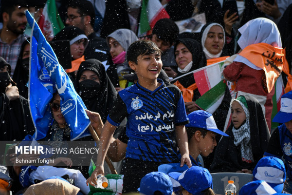 德黑兰自由体育场十万人合唱《萨拉姆，司令》