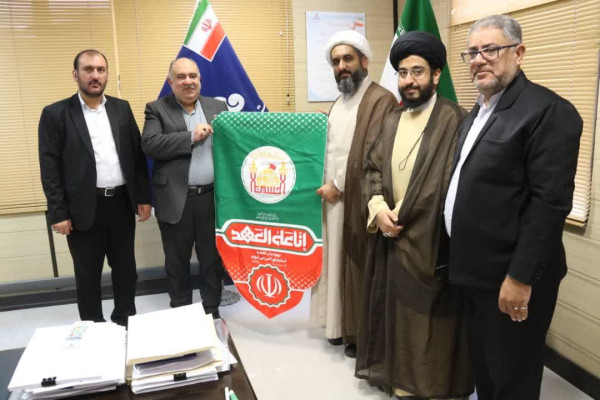 اعطای کتیبه هم‌عهدی خادمان بوشهر طریق‌الحسین(ع) به مدیر پخش فرآورده‌های نفتی استان