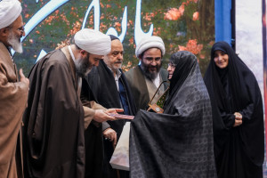 بانوان فعال در حوزه ستایشگری در خط مقدم جنگ روایت‌ها حضور دارند